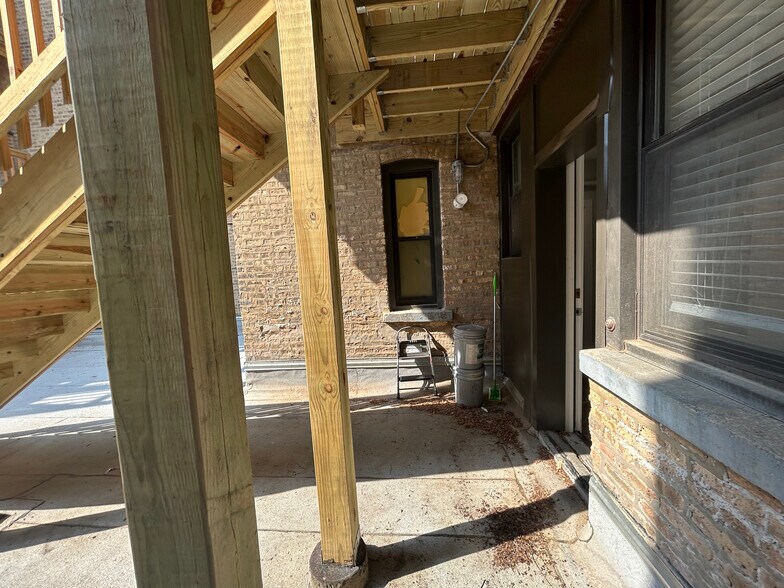 Building Photo - 1000 Crain St