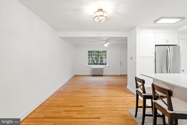 Building Photo - 16 E Linden St
