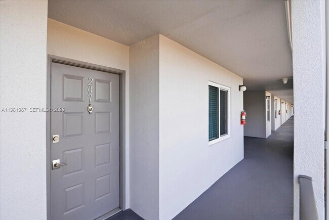 Building Photo - 1400 SW 124th Terrace