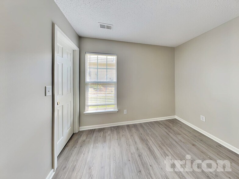 Building Photo - 115 Markham Dr