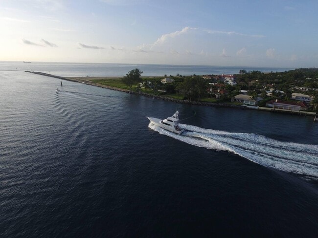 Building Photo - 3602 Fairway Dr N