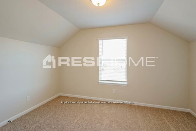 Building Photo - 900 Juniper Ln