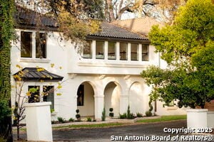 Building Photo - 417 E Hildebrand Ave