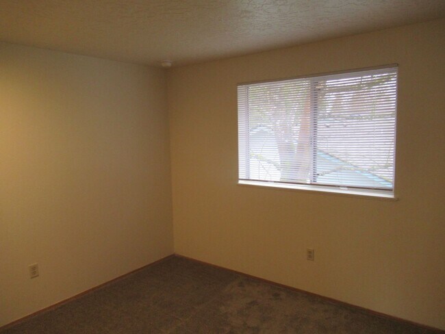 Building Photo - Quiet Two Bedroom Apartment in Keizer