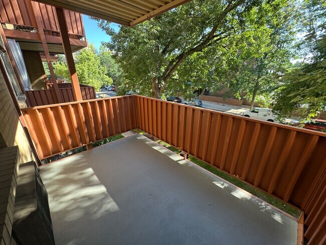 Building Photo - Studio Condo in the heart of Capitol Hill