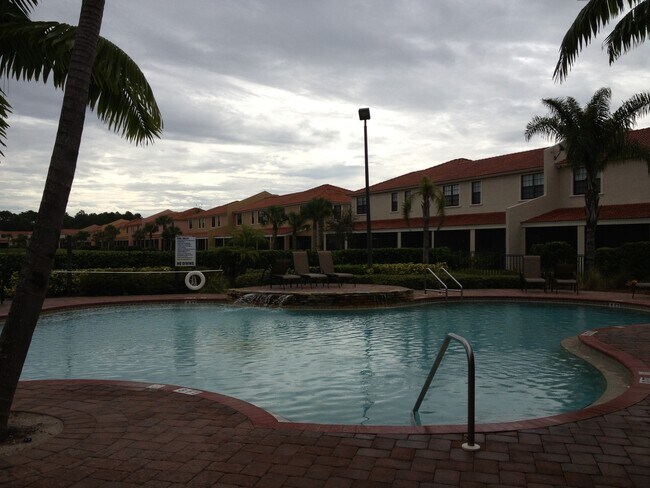 Building Photo - Townhome in the gated community of Bristol...