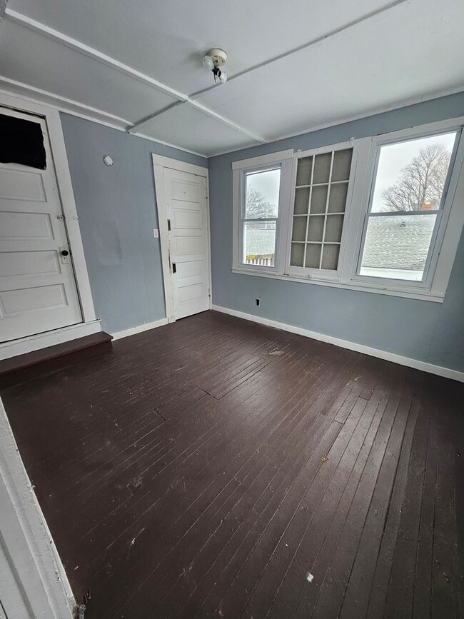 Building Photo - upper 4-bedroom unit east side