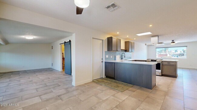 Building Photo - 719 W Parkway Blvd