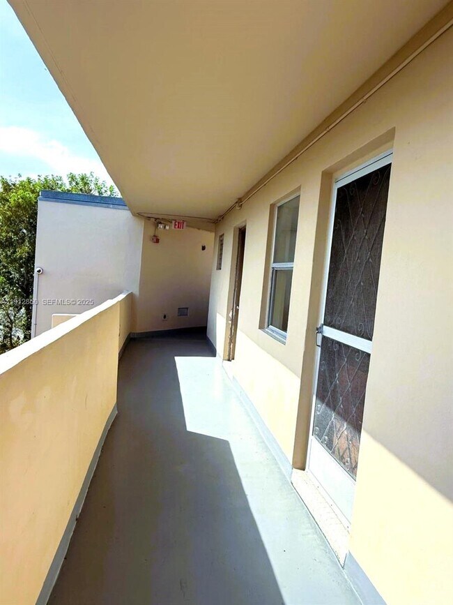 Building Photo - 1401 NE 191st St