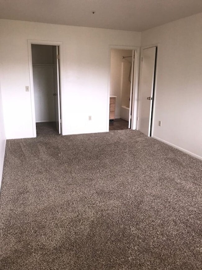 Building Photo - 7665 Spouse Dr