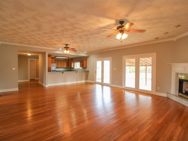 Building Photo - Spacious home!