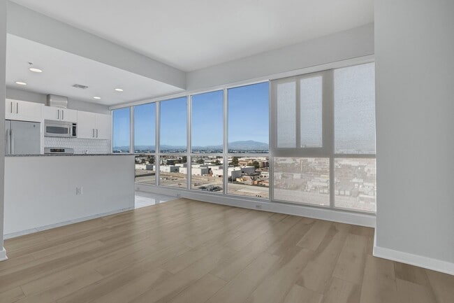 Building Photo - Renovated 1 Bedroom Panorama Unit