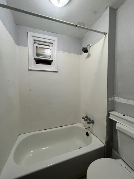 Building Photo - 104 Romaine Ave