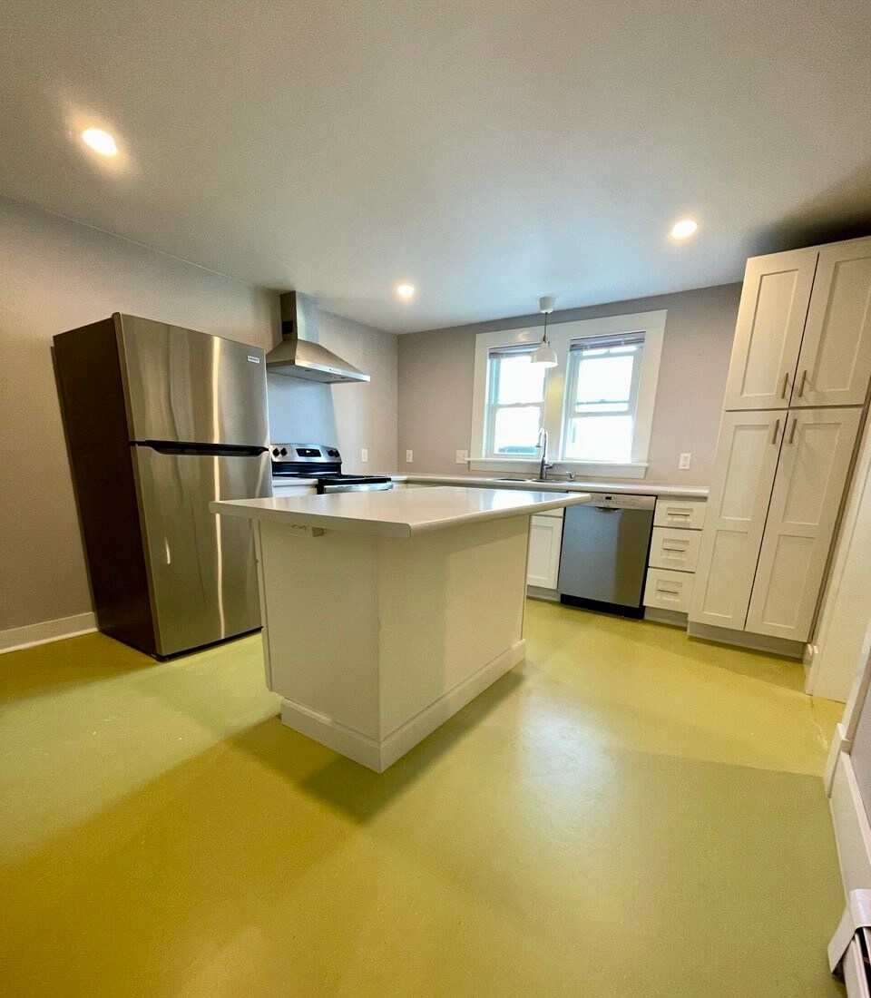 The eat-in kitchen features Bosch and Kohler stainless steel appliances and fixtures. - 20 Chapel St