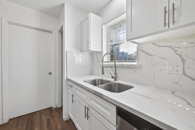 Building Photo - 23567 Pine Forest Dr