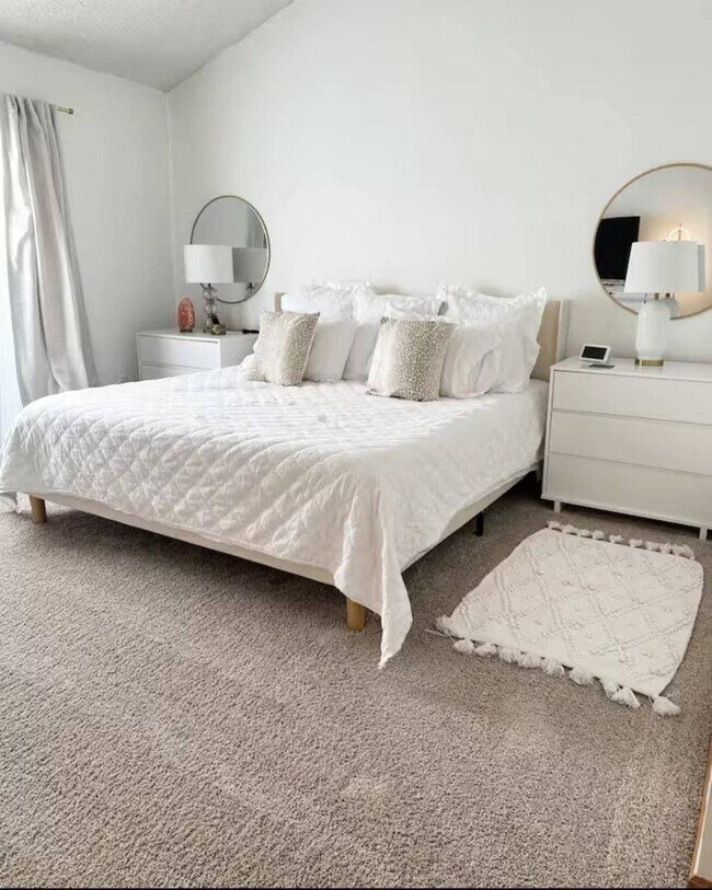 Building Photo - 385 Explorer Ct