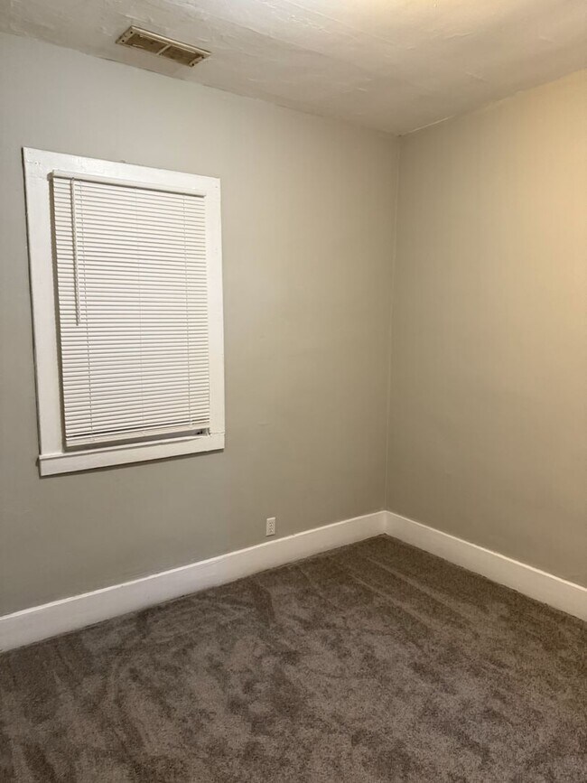 Building Photo - Adorable 2BR/1BA house