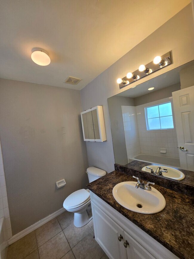 Building Photo - 2 Bed / 2.5 Bath Townhome with Upstairs Office/Sitting Area – Eagle Trace