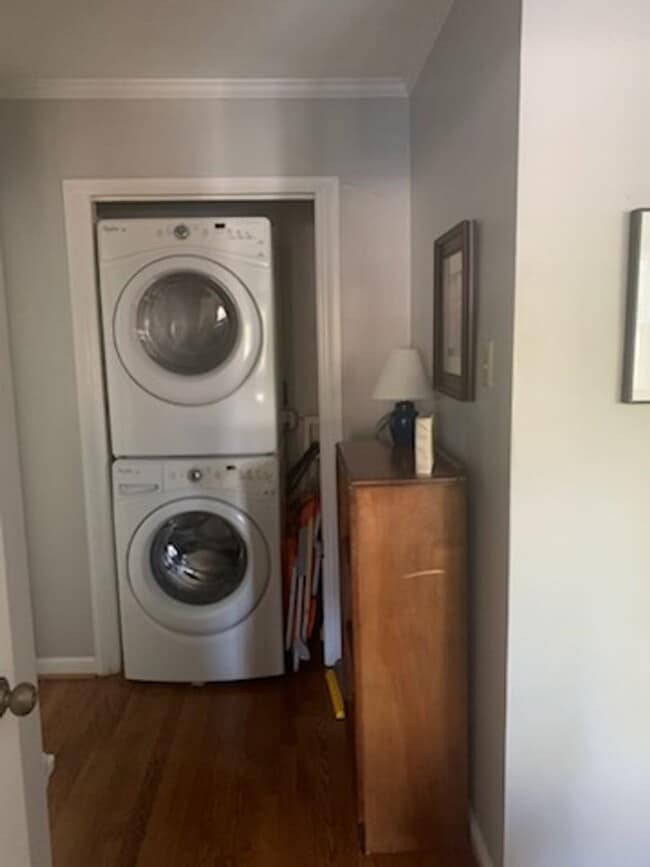 Building Photo - Check out this CHARMING 1BR/1BA Now Availa...