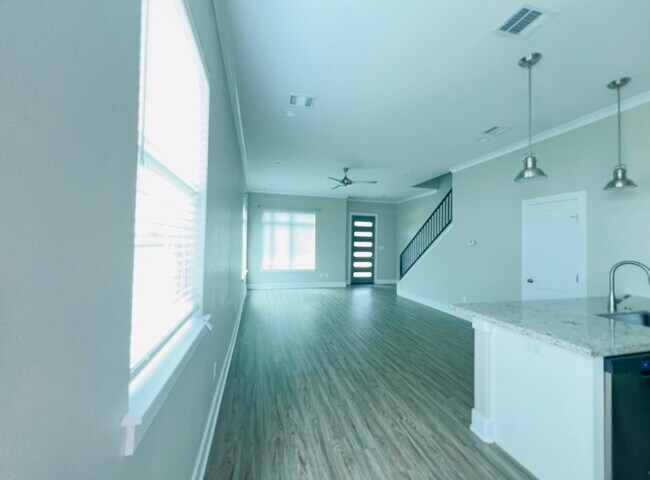 Building Photo - 308 Poplar St