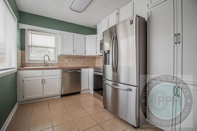 Building Photo - Modern 3 Bedroom / 2 Bathroom Home | Near Aksarben