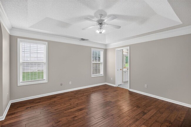 Building Photo - 390 Silverthorn Dr