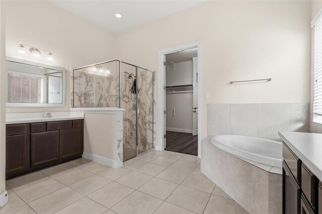 Building Photo - 3800 Empire Cv