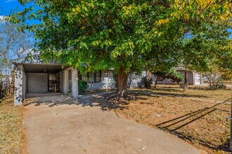 Building Photo - Large 3/2 with Access to Loop 289 and Idalou Highway