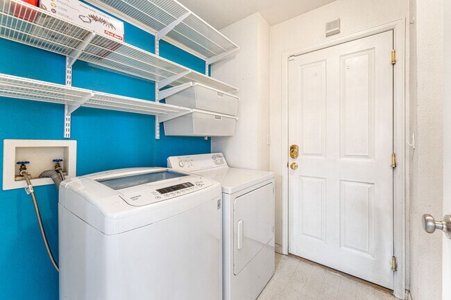 Building Photo - Lovely Townhome with A Garage and Central AC!