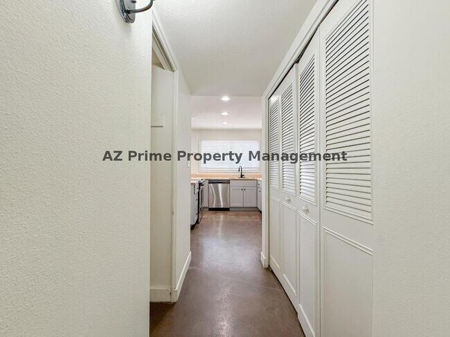Building Photo - 4440 W Solano Dr N