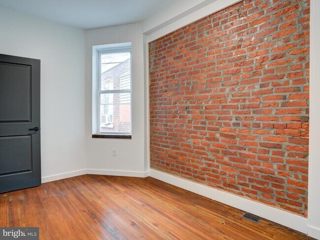 Building Photo - 2316 E Cambria St