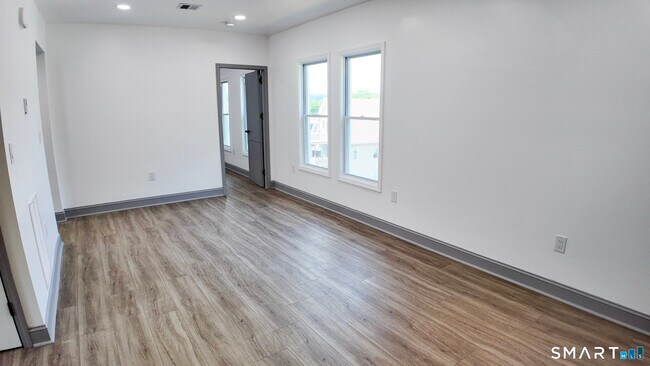 Building Photo - 128 Jewett St