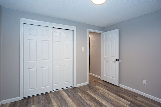 Building Photo - 2 Bed 1 Bath On Bus Route - Heat Included