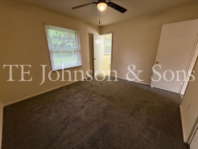 Building Photo - Charming 4 Bedroom Ranch with Fenced Yard and Hardwood Floors