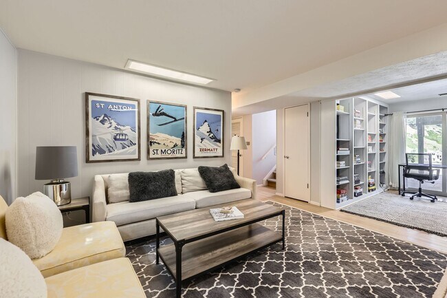 Building Photo - Stunning 4 BDR/2BA Mountain Retreat