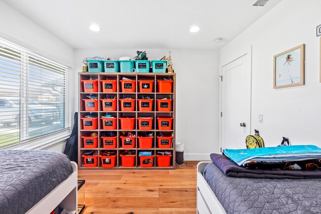 Building Photo - 6522 Farinella Dr