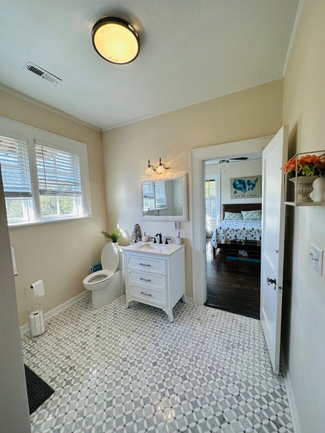 Building Photo - 2481 E Cloverdale Prk