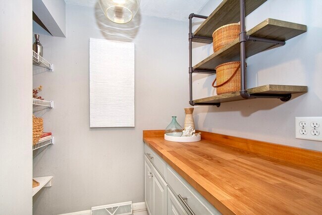 Building Photo - 40 Driftway