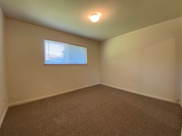 Building Photo - Great 3 bedroom 1 bathroom Duplex in Sacra...