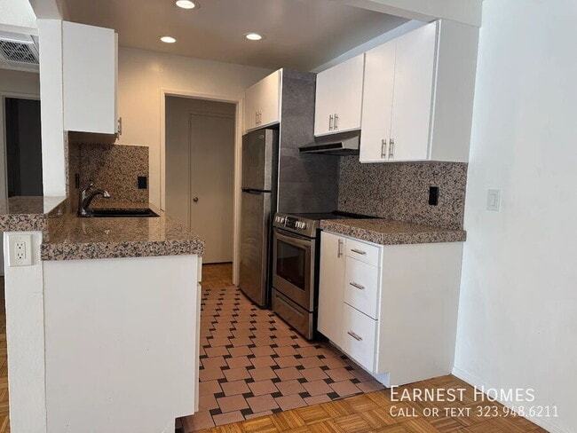 Building Photo - 8530 Holloway Dr