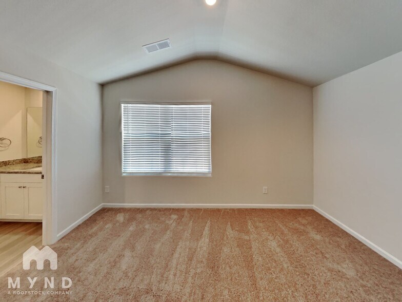 Building Photo - 250 Royal Mdw Dr