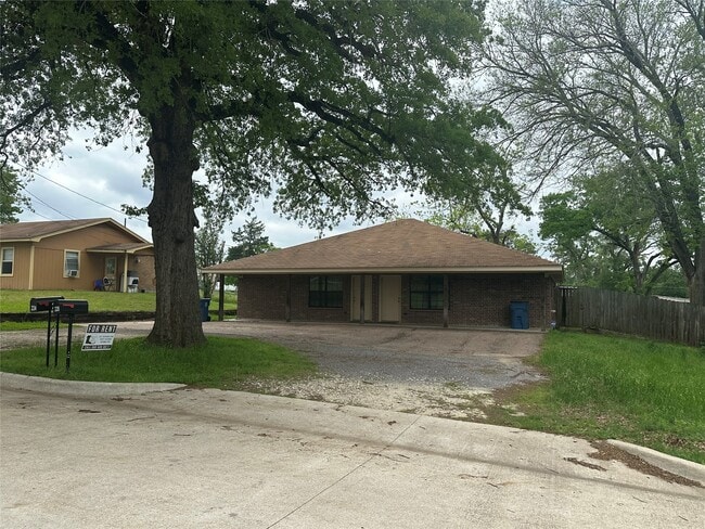 Primary Photo - 224 Fairfield St