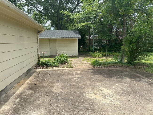 Building Photo - 2109 Villaret Dr SW