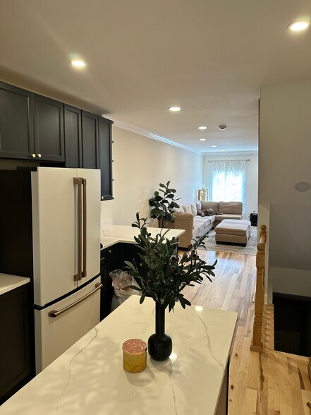 Building Photo - 646 S Curley St