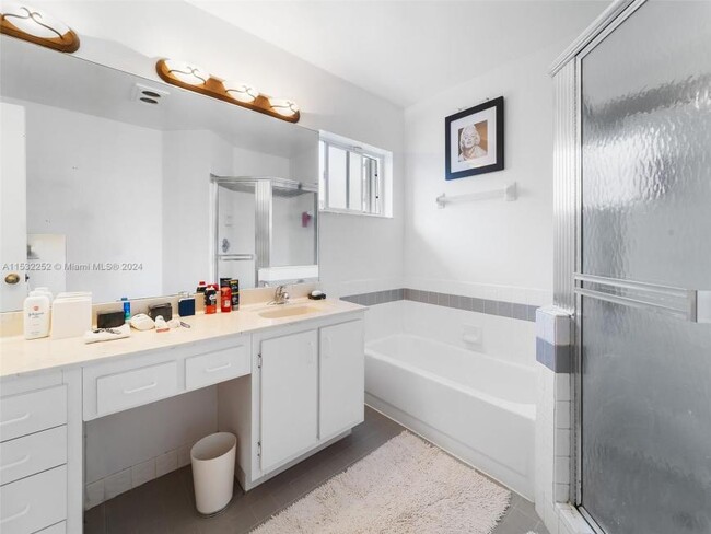 Building Photo - 3 bedroom in Dania FL 33004