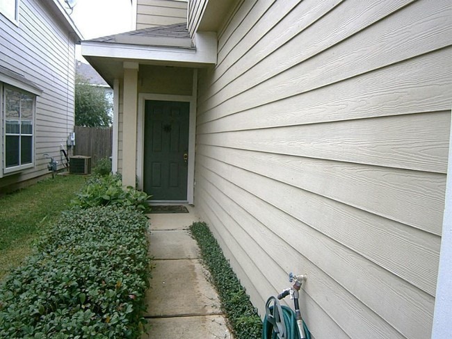 Building Photo - 16610 Newglen Ln