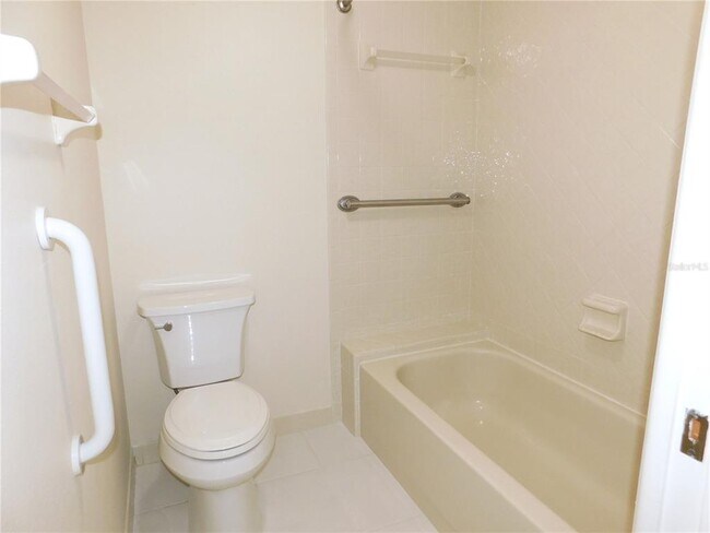Building Photo - 1843 Golf View Dr