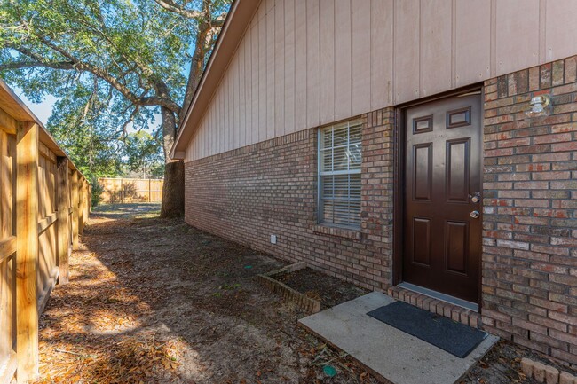 Building Photo - Quaint duplex!