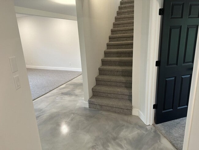 Building Photo - 5 Bed 4 Bath Home fenced yard