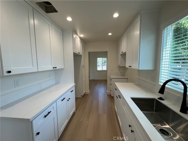 Building Photo - 6837 Oak Park Ave